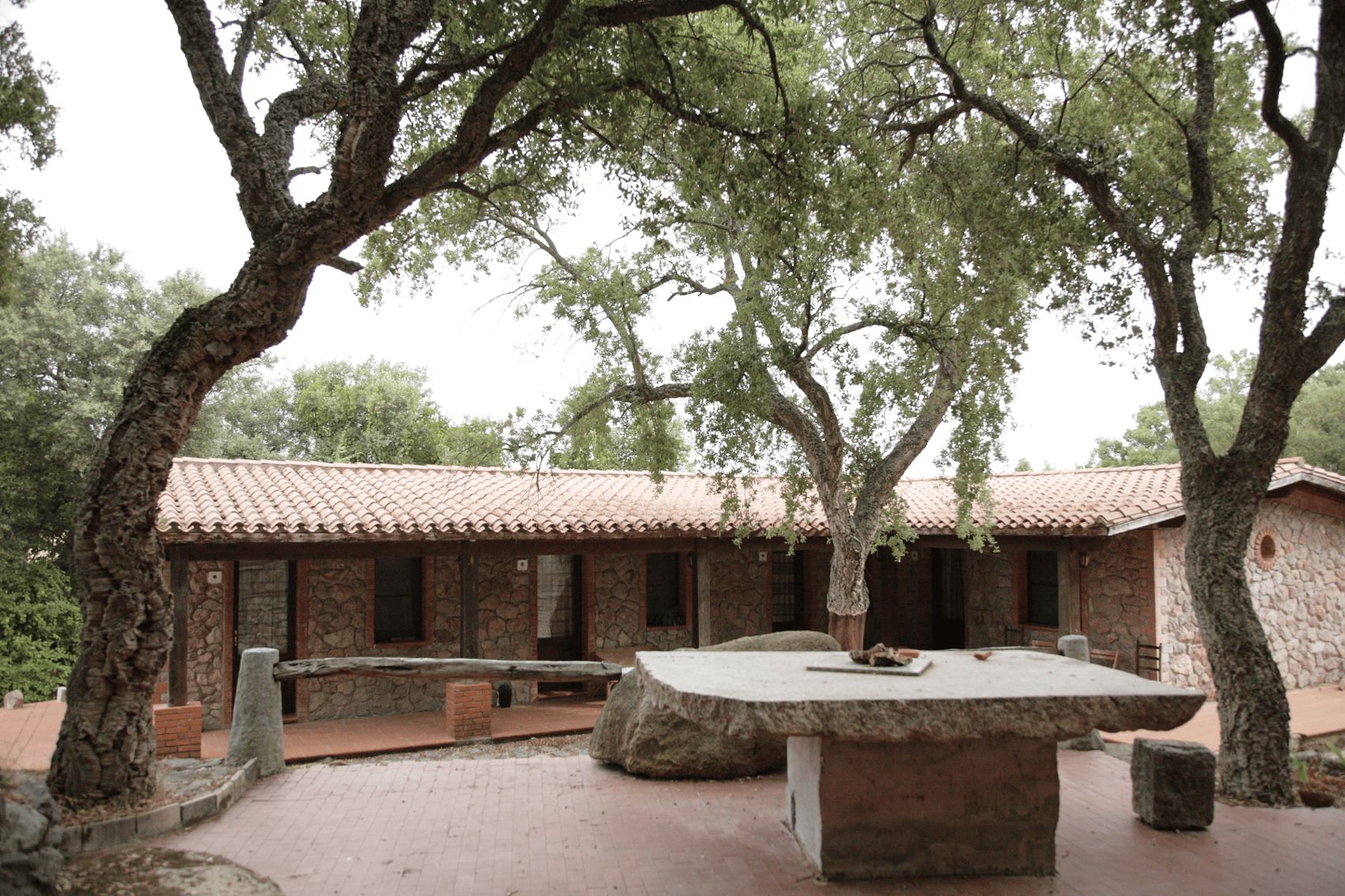 Il casale in pietra de La Quercia tra le querce da sughero