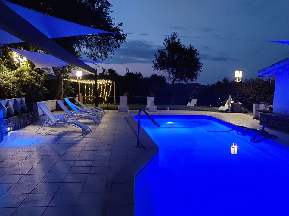 Piscina con idromassaggio illuminata la sera